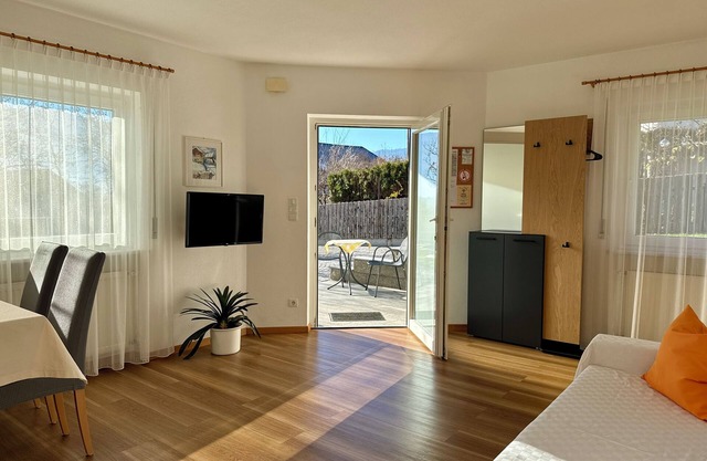 Bright appartment with terrace and garden, by Tamanhof