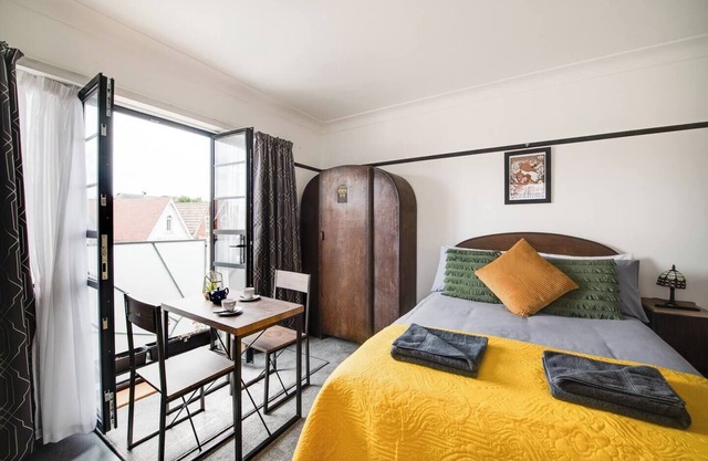Bright Art Deco Studio in Central Location