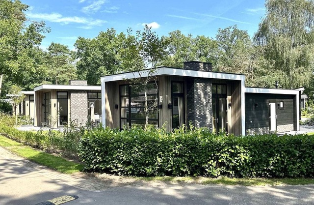 Bright Chalet in Nature Park