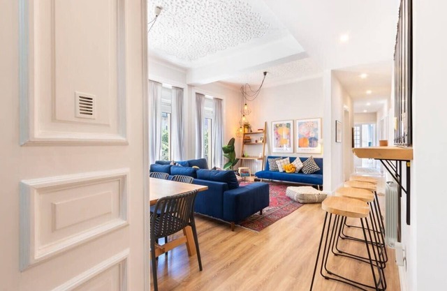 Bright City Centre, subway at 10m, 6 Rooms, 18 pax