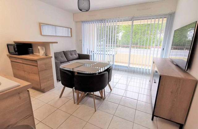 Bright, comfortable apartment 100m from the beach and close to shops