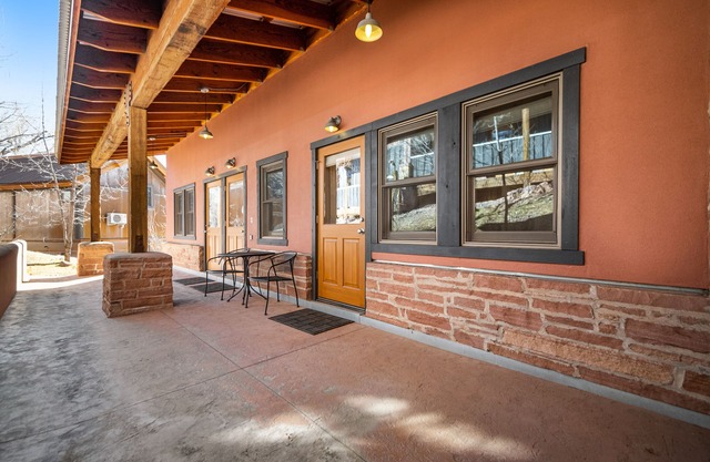 Bright condo one mile from Downtown with WiFi & AC, near parks