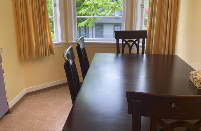 Bright & Cozy Dunbar Home Close to UBC