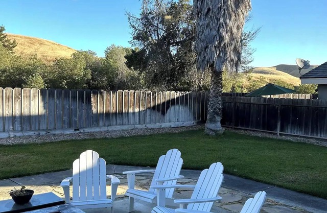 Bright cozy home10 minutes from Monterey and Carmel!