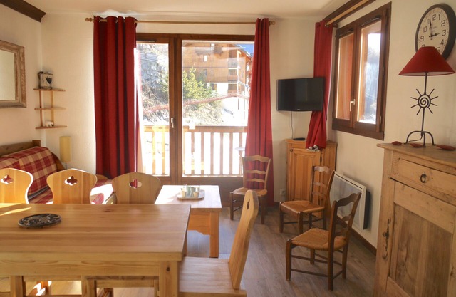 Bright duplex, open view, private pool, ski-in ski-out, near Valloire center