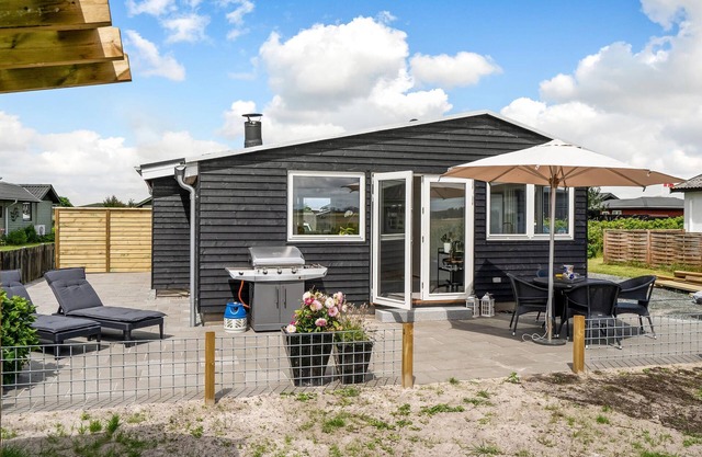 Bright, family-friendly cottage with wood-burning stove, located only 100 to the sandy beach.