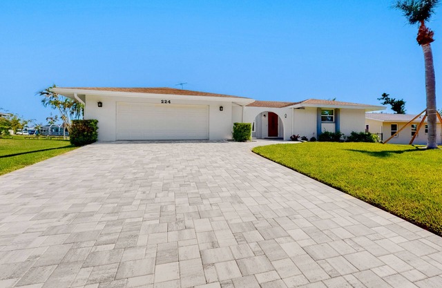 Bright Florida home with pool, gas grill, private pool, and washer/dryer