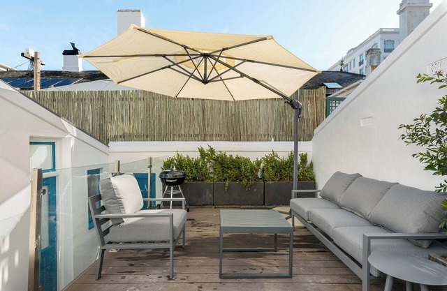 Bright Green Point Rowhouse With Courtyard + BBQ