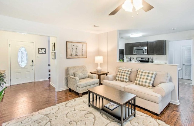 Bright Hinesville Home, 43 Mi to Savannah!