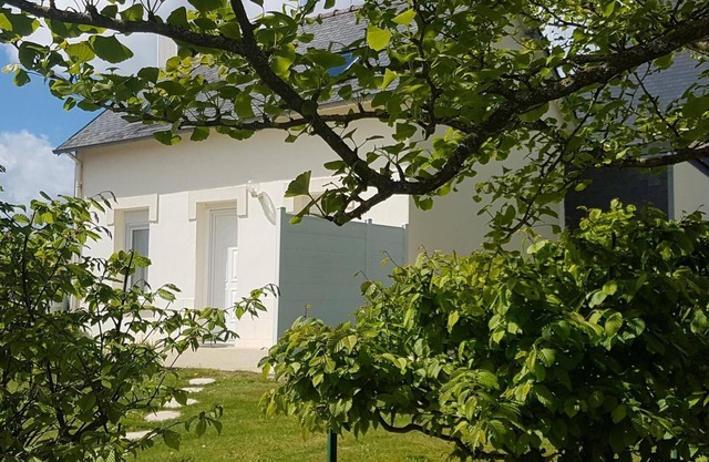 BRIGHT HOUSE, FINISTERE, between SEA and MONTS D'ARREE