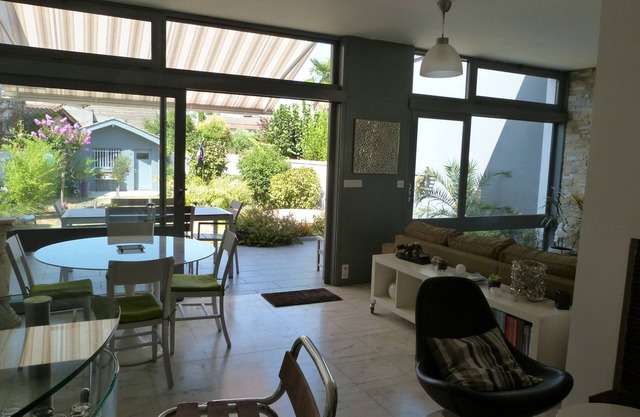 Bright house, modern and air conditioned with lovely garden and spa