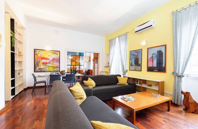 Bright, large, beautiful apartment close to Trastevere Station