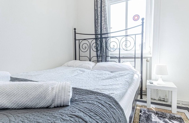Bright & Lovely Room by U6 Metro and the Danube