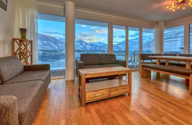 Bright, modern apartment with fantastic views over the Zeller Lake