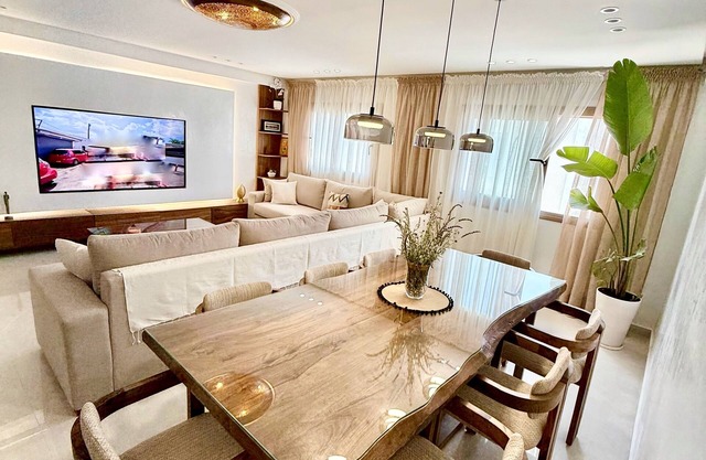 Bright & Modern Apartment in the City Center – 6 Min Walk to the Bay