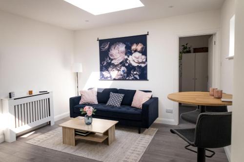Bright one bedroom apartment with garden