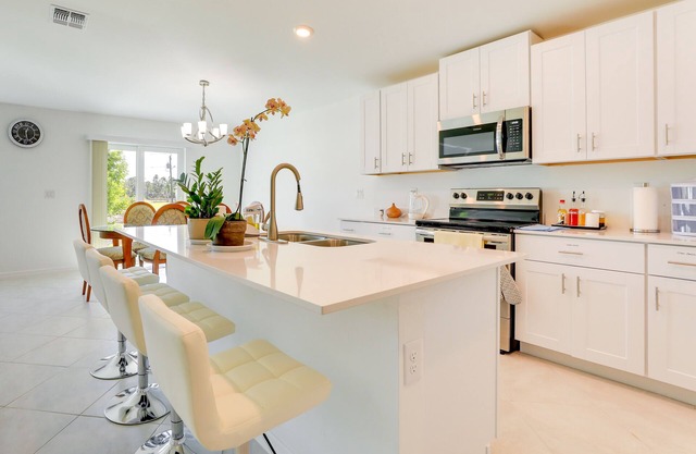 Bright Port Charlotte Home - 2 Mi to Beach!