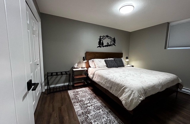Bright renovated 1 bed/1 bath suite steps from the skiway! Private hot tub too