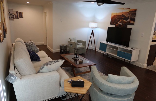 BRIGHT & SPACIOUS 3BR CONDO NEAR LAX + POOL, PARKING & YOGA ROOM!
