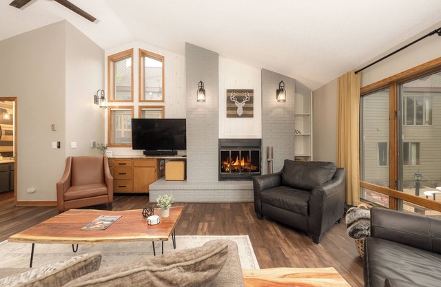 Bright & Spacious Mtn Retreat