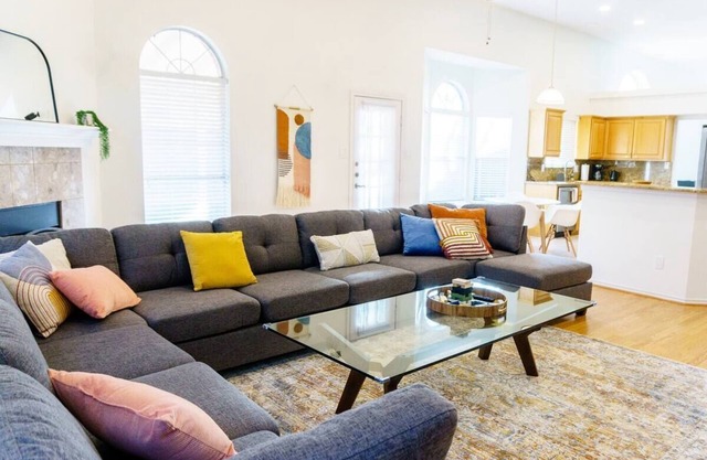 Bright & Spacious w/2King Beds - 3bd/2ba