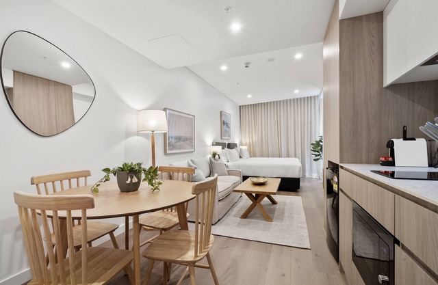 Bright Studio Stay in North Fremantle with Views