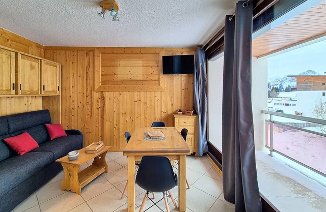Bright studio for 5, 50m from slopes with sunny balconies
