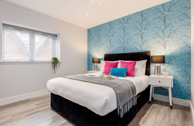 Bright & Stylish King Bed Apt w/Free Gym & WI-FI