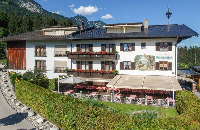 Bright, stylishly furnished apartment with a view of the mountains.