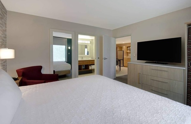 Bright Suite Perfect for Families Near Eastland Lake