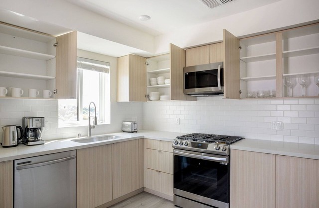 Bright West LA 1BR w/Gym & W/D, nr Shops, Dining & 405, by Blueground