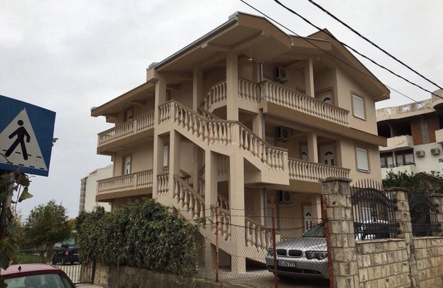 Brightly 1 BDR Apartment With Balcony