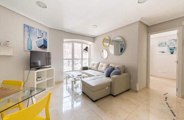 Brightly Decorated South-Facing Apartment w/Full Kitchen - In Historic District