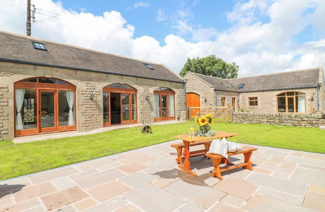 BRIGHTSIDE, family friendly, character holiday cottage in Birchover