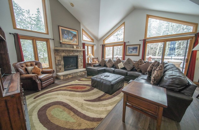 Bring the Dogs(fees apply) Private hot tub, large deck