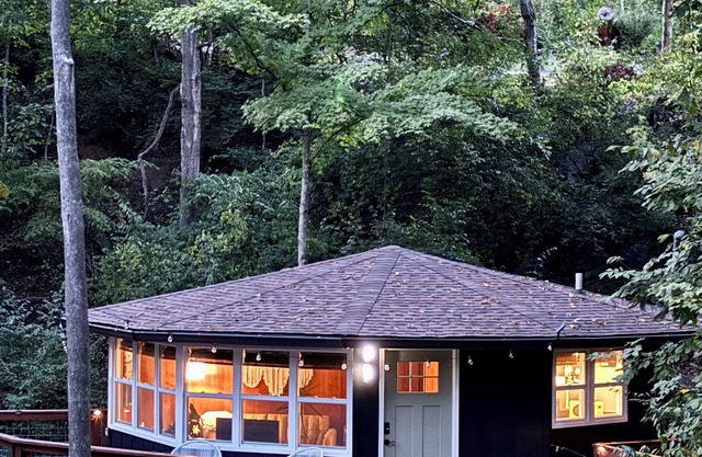 Bristol Tiny Round Treehouse 2 miles to Historic DowntownlCasino 1 Bed 1 Bath