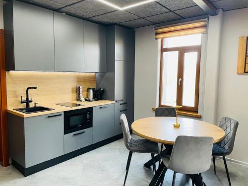 BRIVIBAS RESIDENCE - EAST/WEST, free PRIVAT parking, free WIFI, self check-in