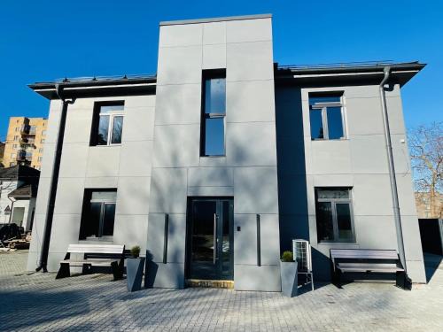 BRIVIBAS RESIDENCE - WEST/EAST, free PRIVAT parking, free WIFI, self check-in
