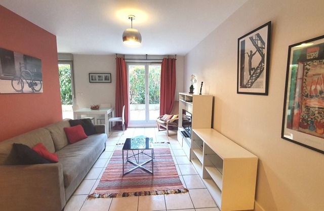 Brotteaux / Quiet T2 47m², Terrace & Private garage