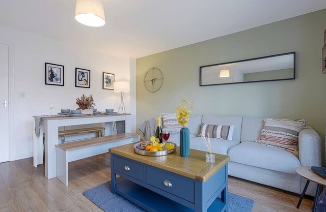 🌟Broughton House with Parking, Garden & Smart TV🌟