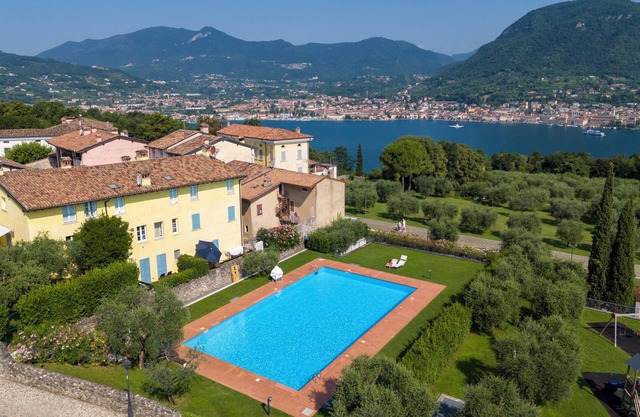 Bruno House Lakeview & shared pool, San Felice del Benaco, Italy