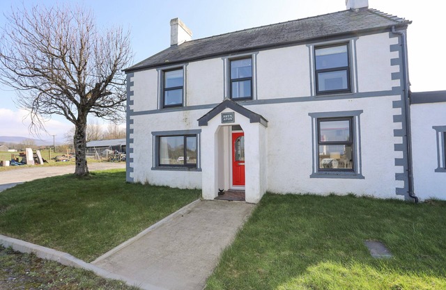 BRYN AFON FARM, pet friendly, character holiday cottage in Llanrug