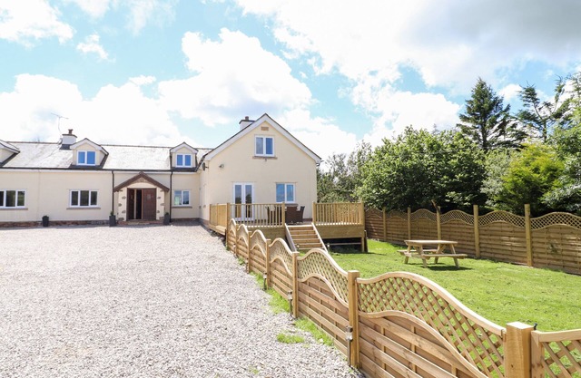 BRYN AWEL, family friendly, country holiday cottage in Denbigh