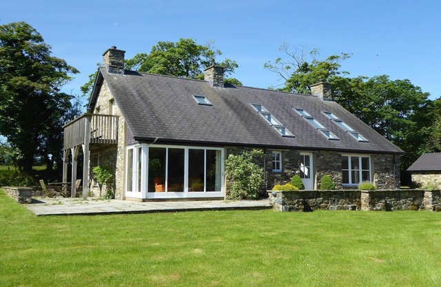 Bryn Isaf, Tregaron - Two Bedroom Cottage, Sleeps 5