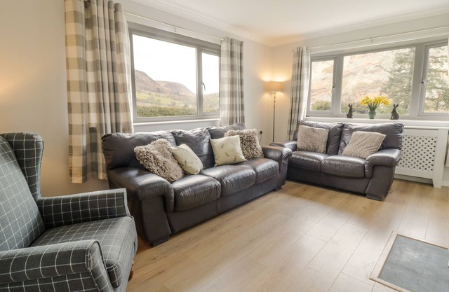 BRYN TEG, pet friendly, with hot tub in Llangynog