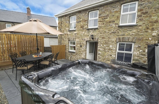 Bryndalis, Aberaeron