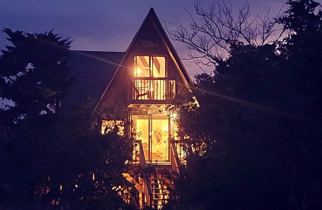 Bubba's Cottage, Charming Oceanfront A-frame 2-min walk over dunes to beach