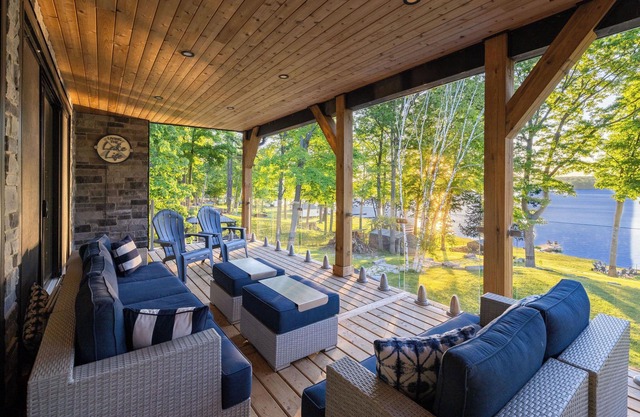 Buckhorn Blue-Waterfront Luxury Cottage-5 bdrm-Hot Tub, Rec Room, Beach Area.