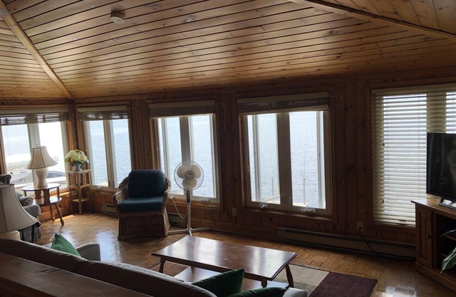 Buckhorn Luxury Lakefront Cottage with Dock and Boatlift