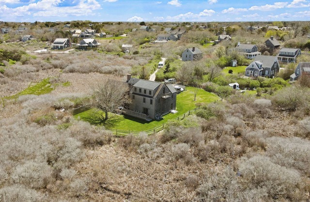 Bucolic charming 4-bedroom. Great location, short drive to Town and beaches.